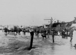 StateLibQld_1_109480_Checking_the_flood_levels_in_Boundary_Street,_West_End,_Brisbane,_1890